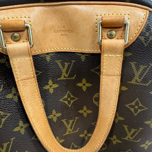 Louis Vuitton Excursion Bag - Picture 5 of 17